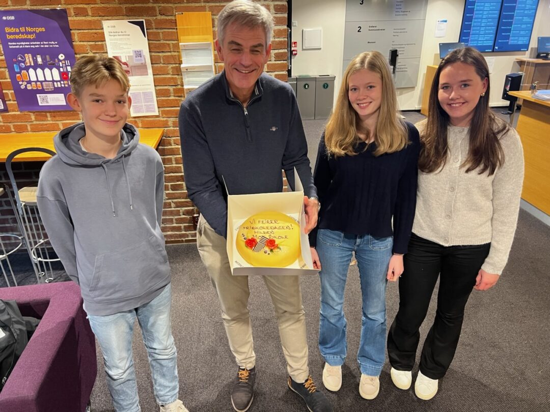 Ordfører Bjørn Ole Gleditsch og tre elever fra elevrådet med kake på friskoledagen.