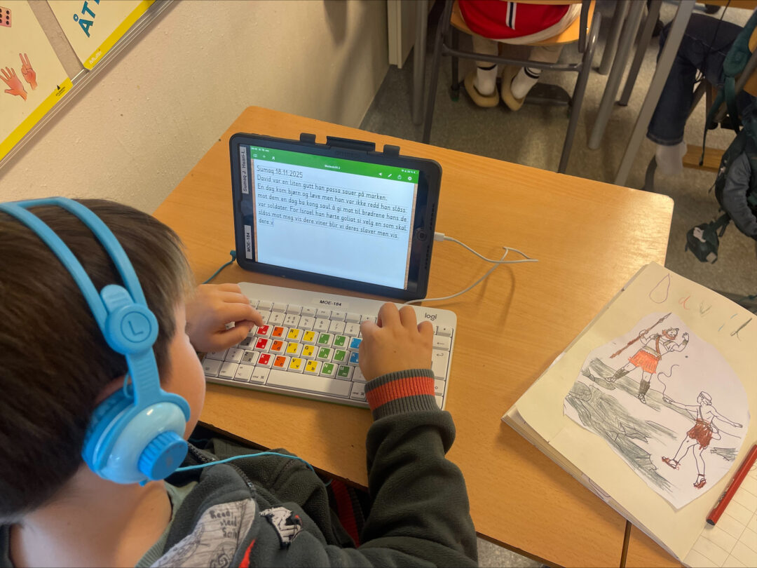 Bilde av elev som skriver om David, på tastatur til iPad. Tegning av David og Goliat.
