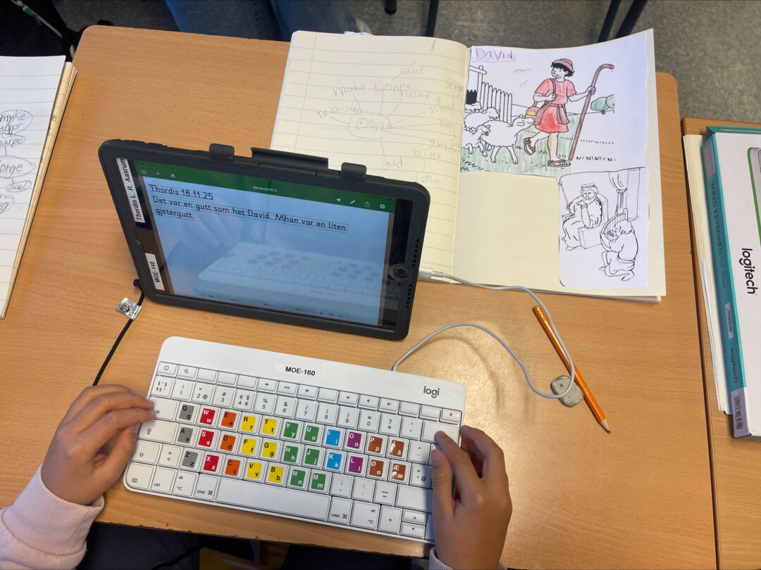 Bilde av iPad med tastatur og tegnebok med David-tegning.