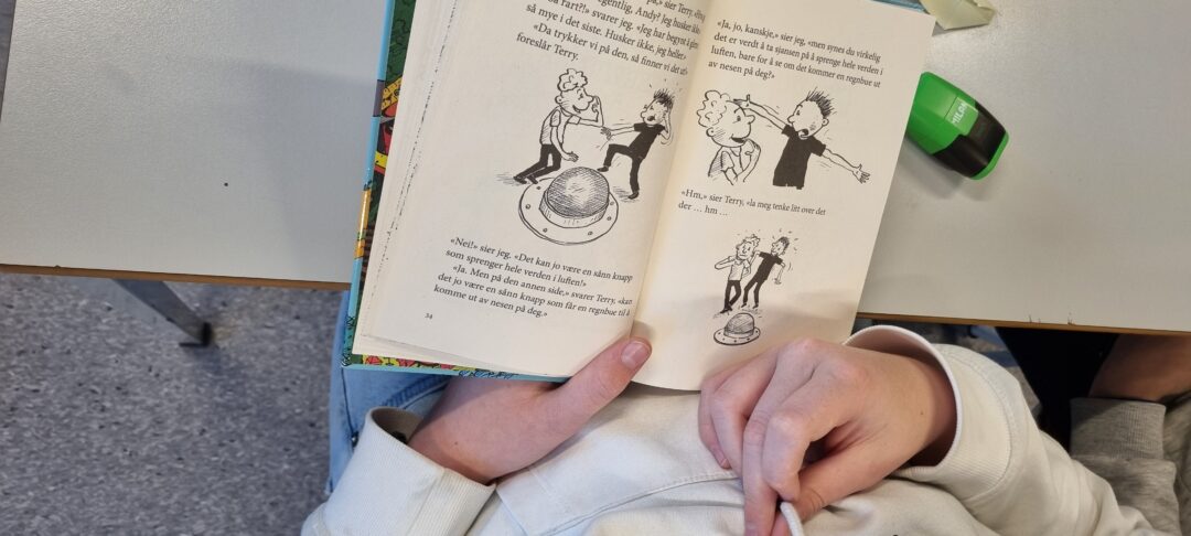 Bilde av bok, med tegninger, som bli lest.