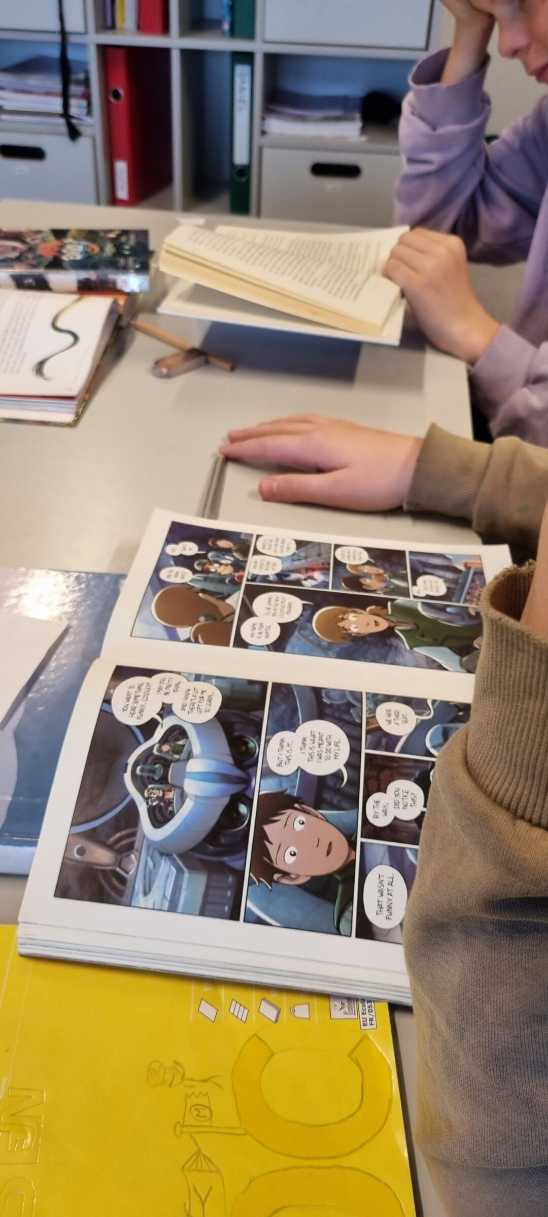 Bilde av to elever (skjult) som leser bøker.