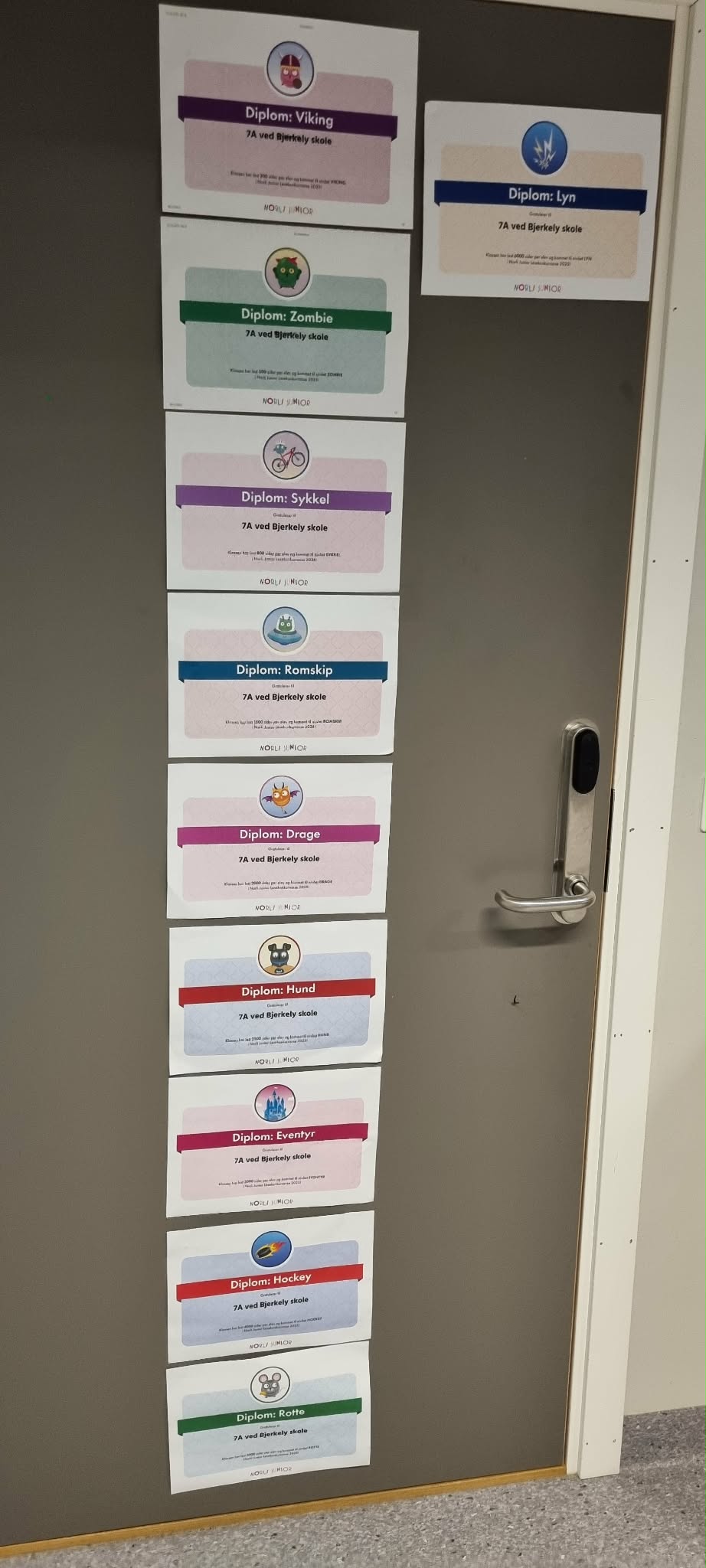 Bilde av en dør full av diplomer fra lesekonkurranse.