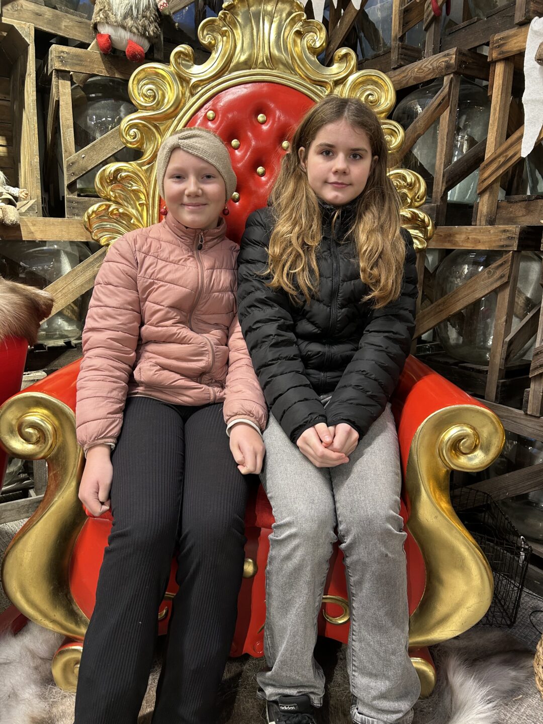 Bilde av to jenter i stor nissestol på Gjennestad.