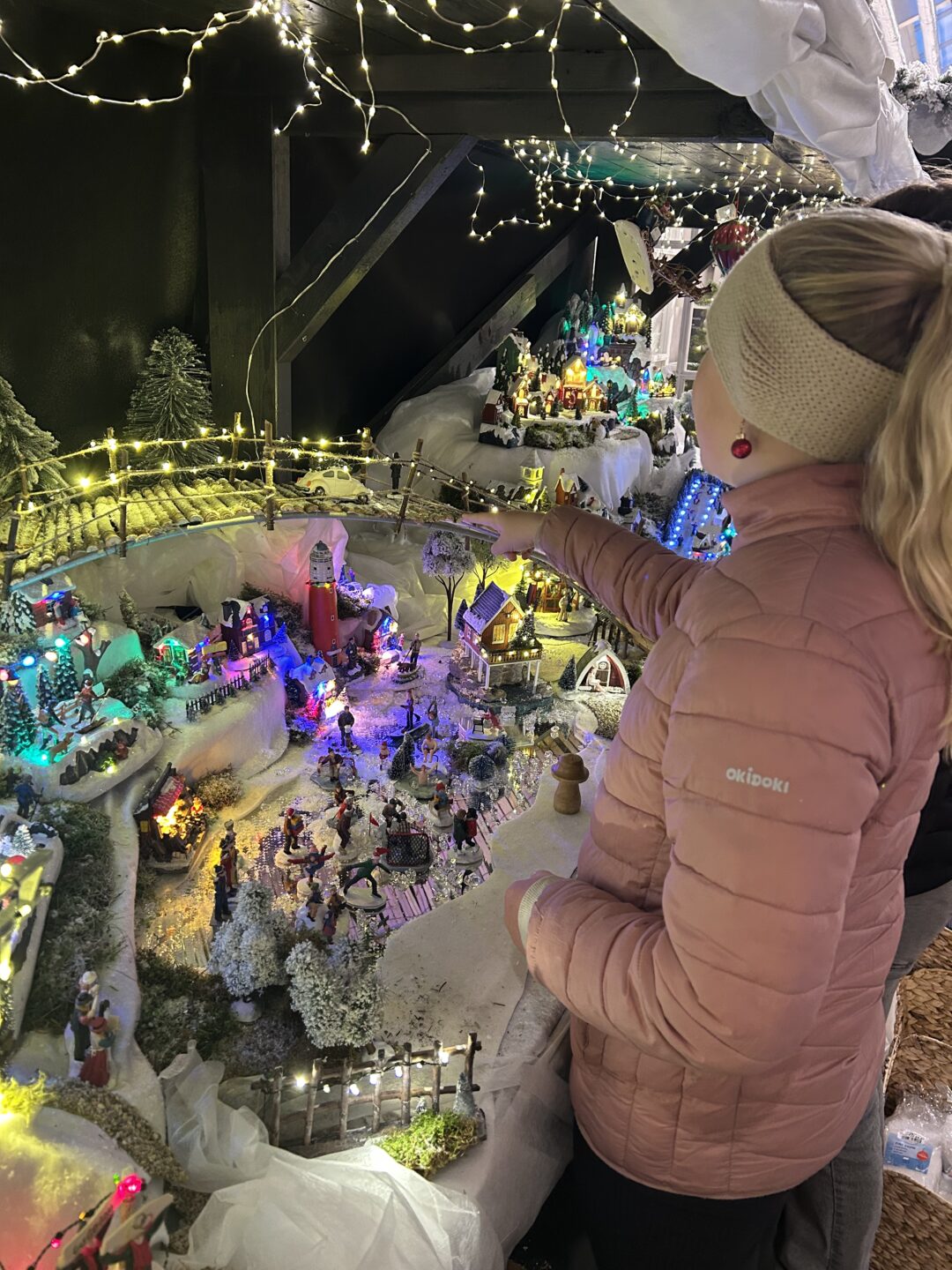 Bilde av jente som ser på juleby-utstilling på Gjennestad.