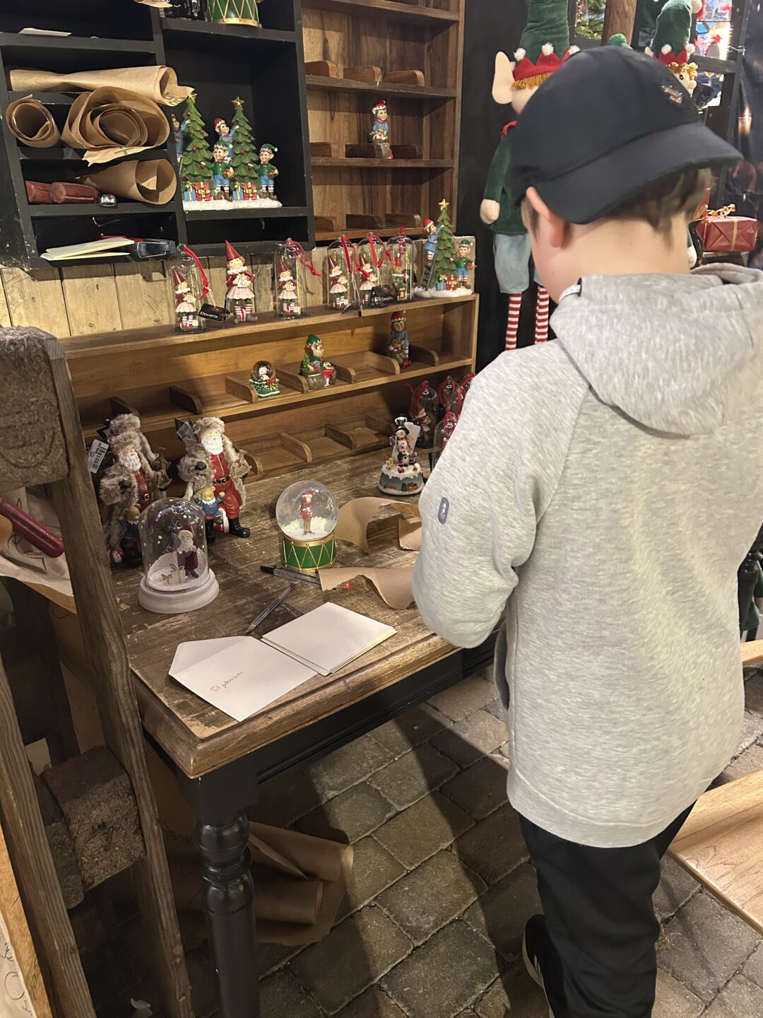 Bilde av gutt ved skrivepult på Gjennestad.