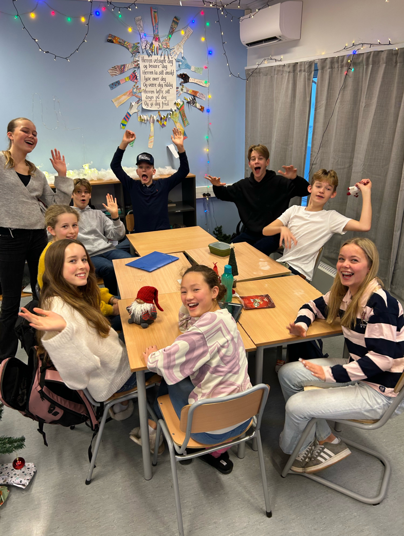 Bilde av ni elever som smiler og jubler.