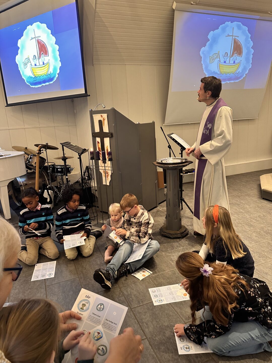 Bilde 2 av Peter prest som har et dåpsopplegg for barn i Granly kirke.