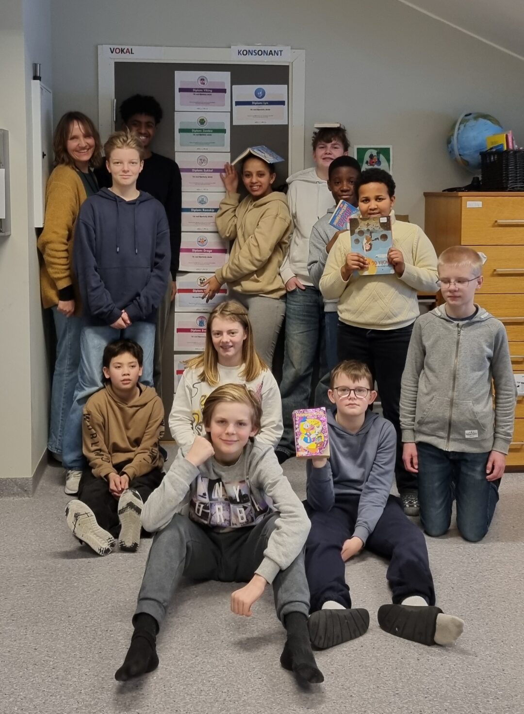 Bilde av 7. klasse som har vunnet Norlis lesekonkurranse, Superligaen.