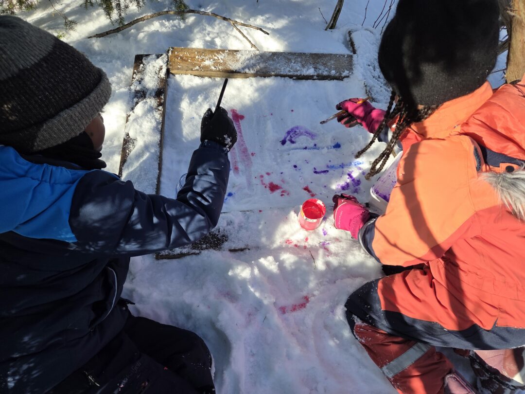 Bilde 2 av barn som maler på snø.