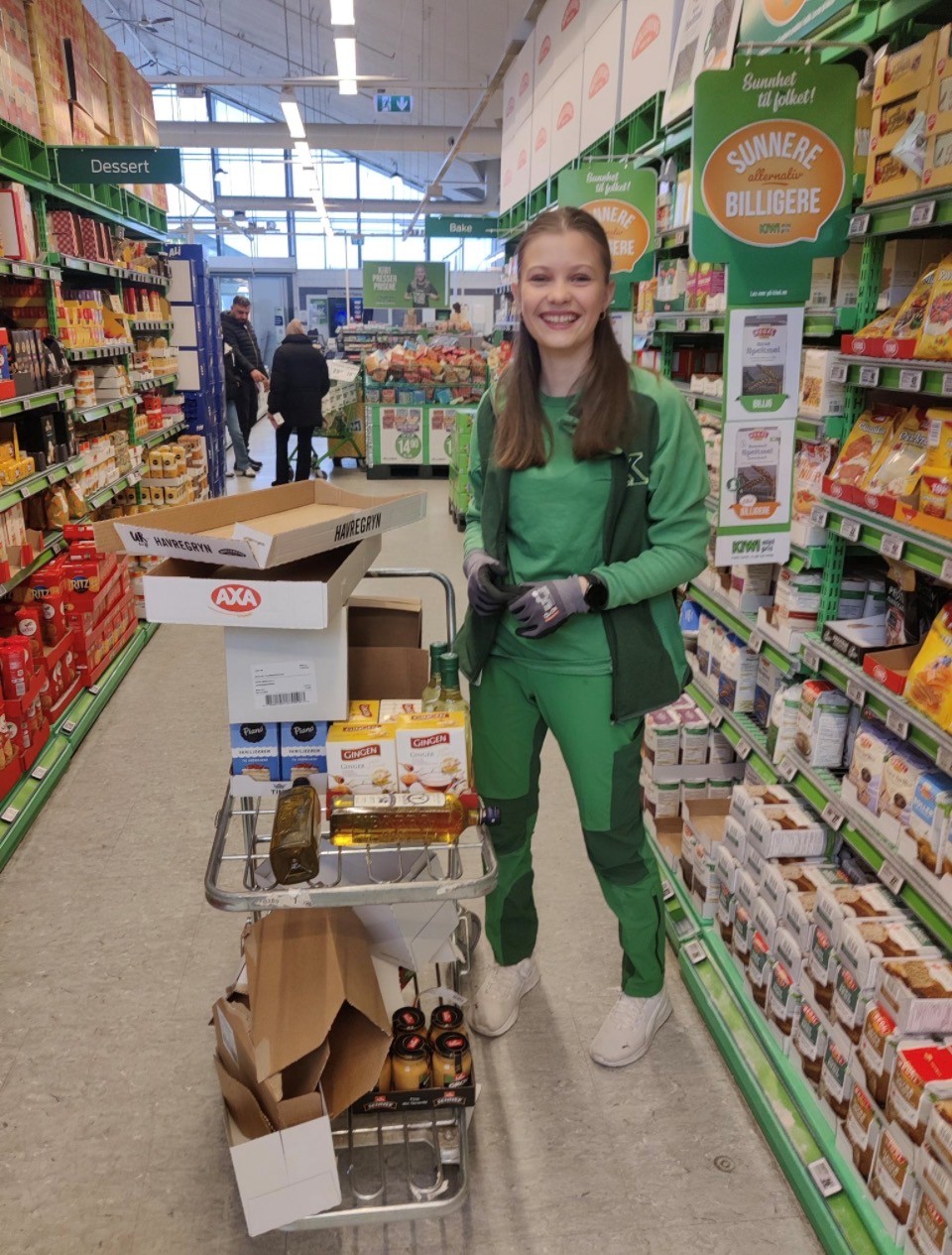 Bilde av jente (Sara) i 9. klasse i grønne klær i arbeidsuke på Kiwi.