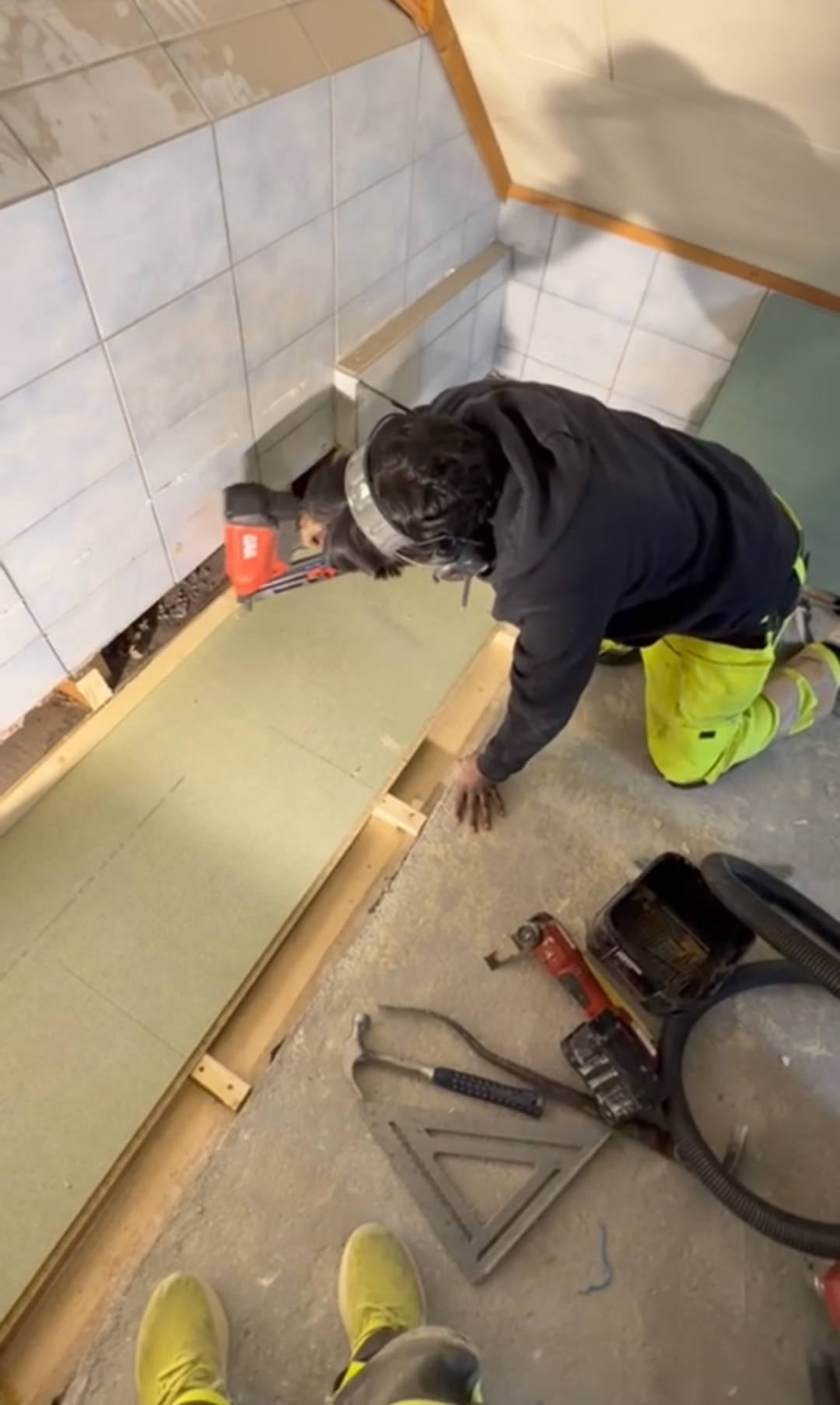 Bilde av gutt i 9. klasse (Oliver) i arbeid som tømrer i arbeidsuka.