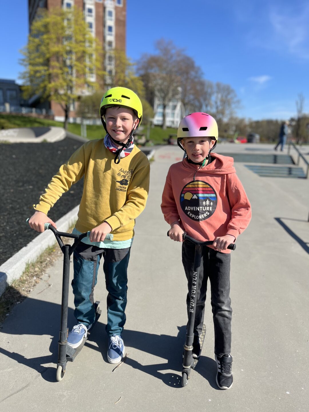 Bilde av to gutter på sparkesykkel i skateparken.