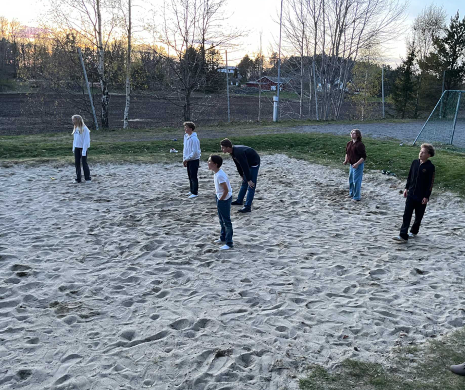 Bilde av elever som spiller sandvolleyball.