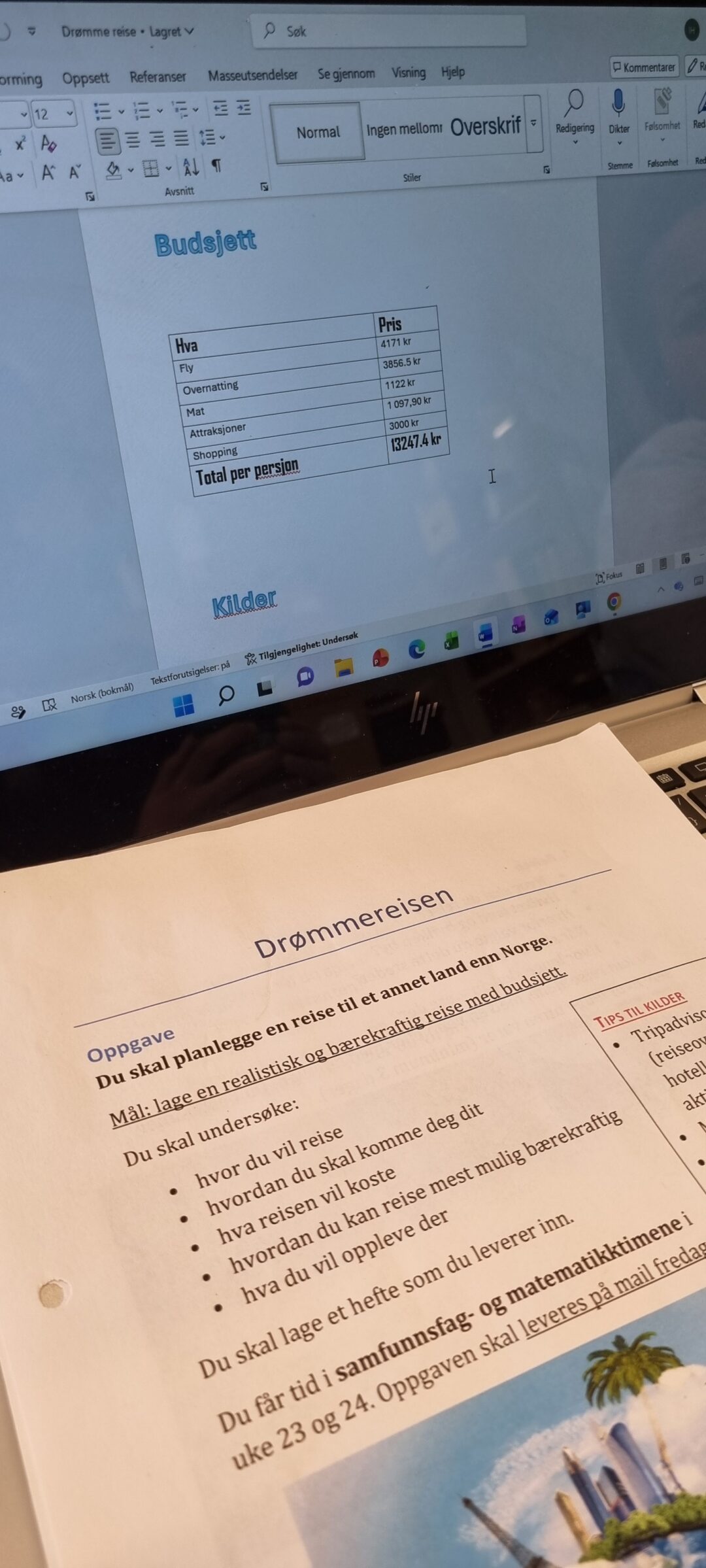 Bilde av budsjett (på PC-skjerme) og ark med beskrivelse av "drømmereisen".