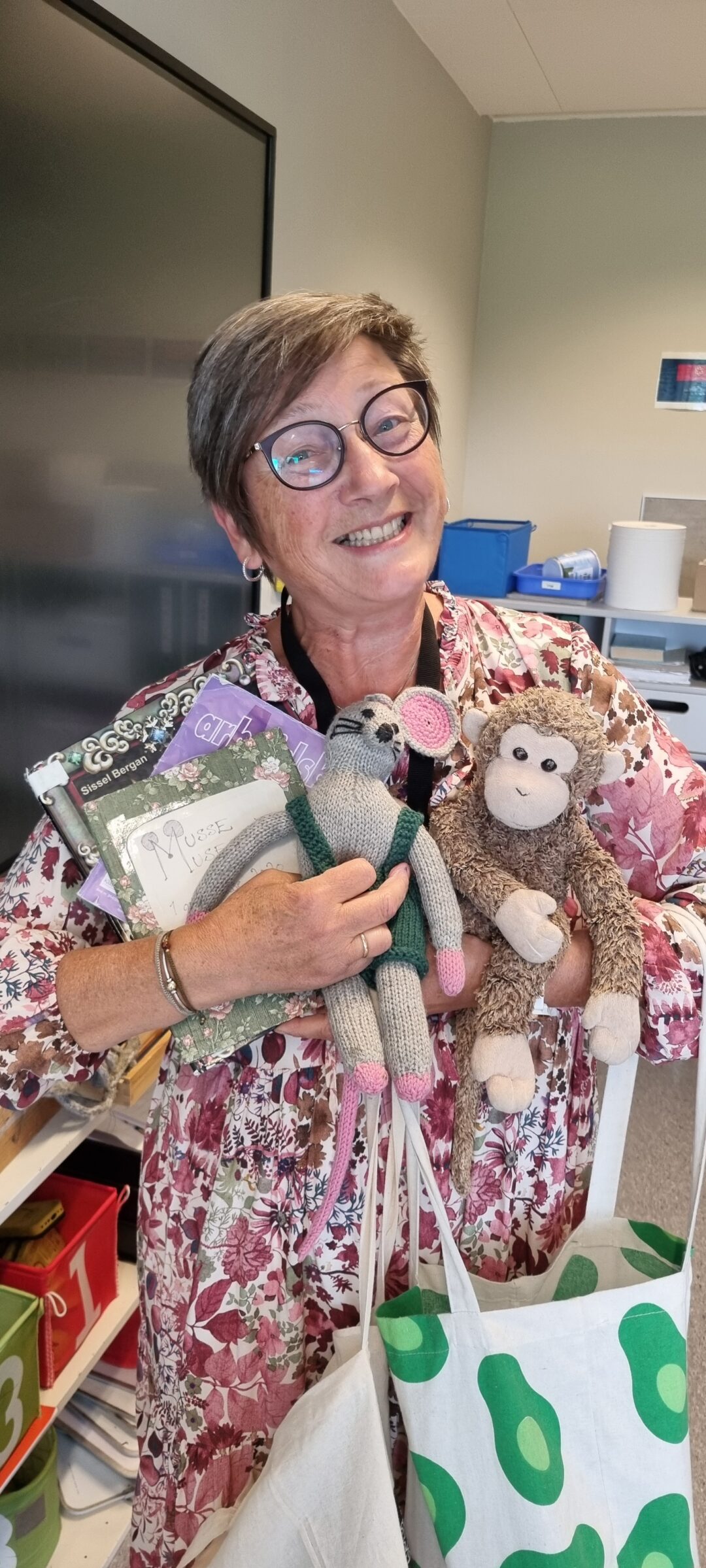 Bilde av lærer Sissel med bamser og elevarbeider.