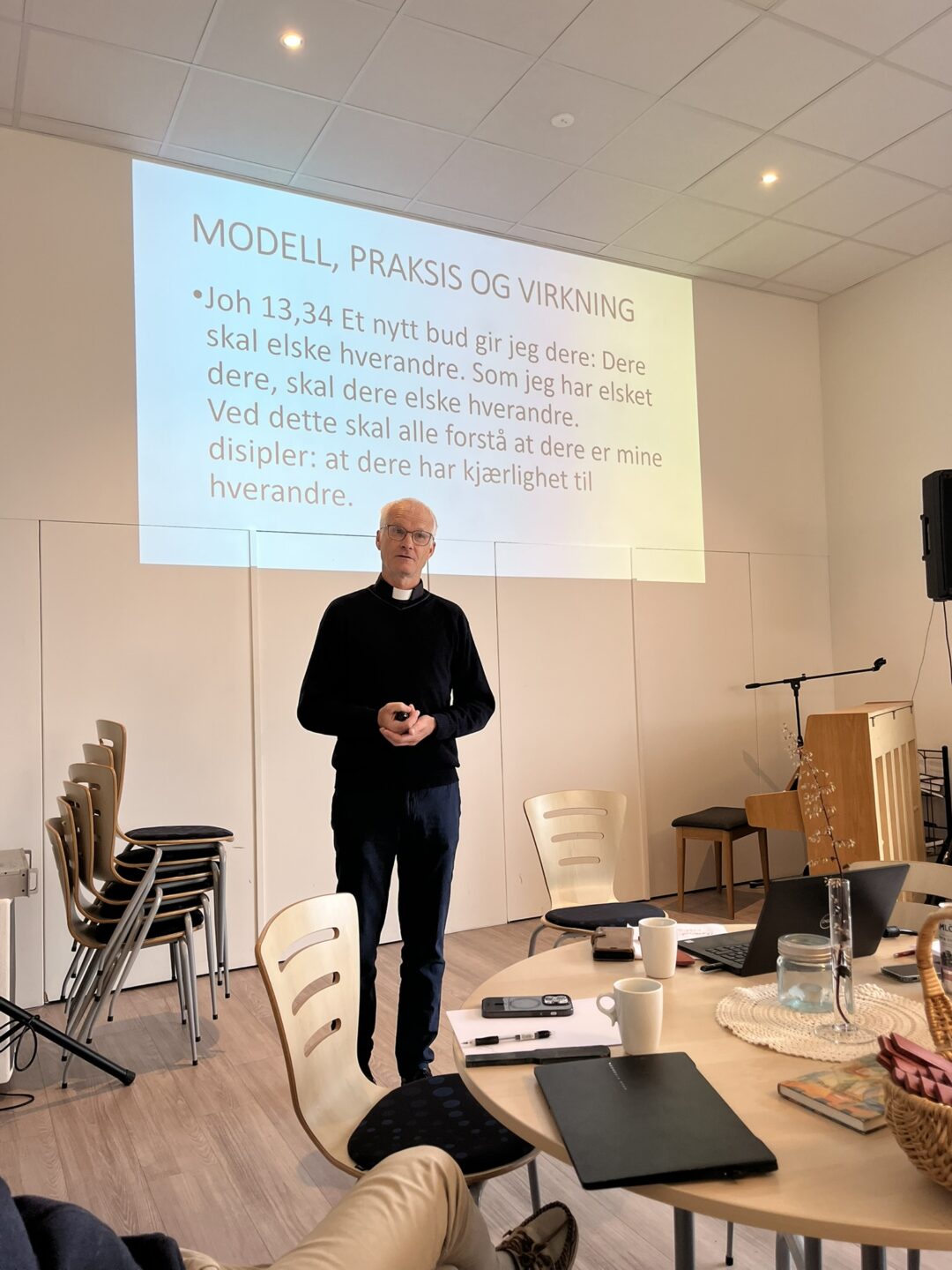 Bilde av Morten Askjer som har bibeltime på skoleledersamling.