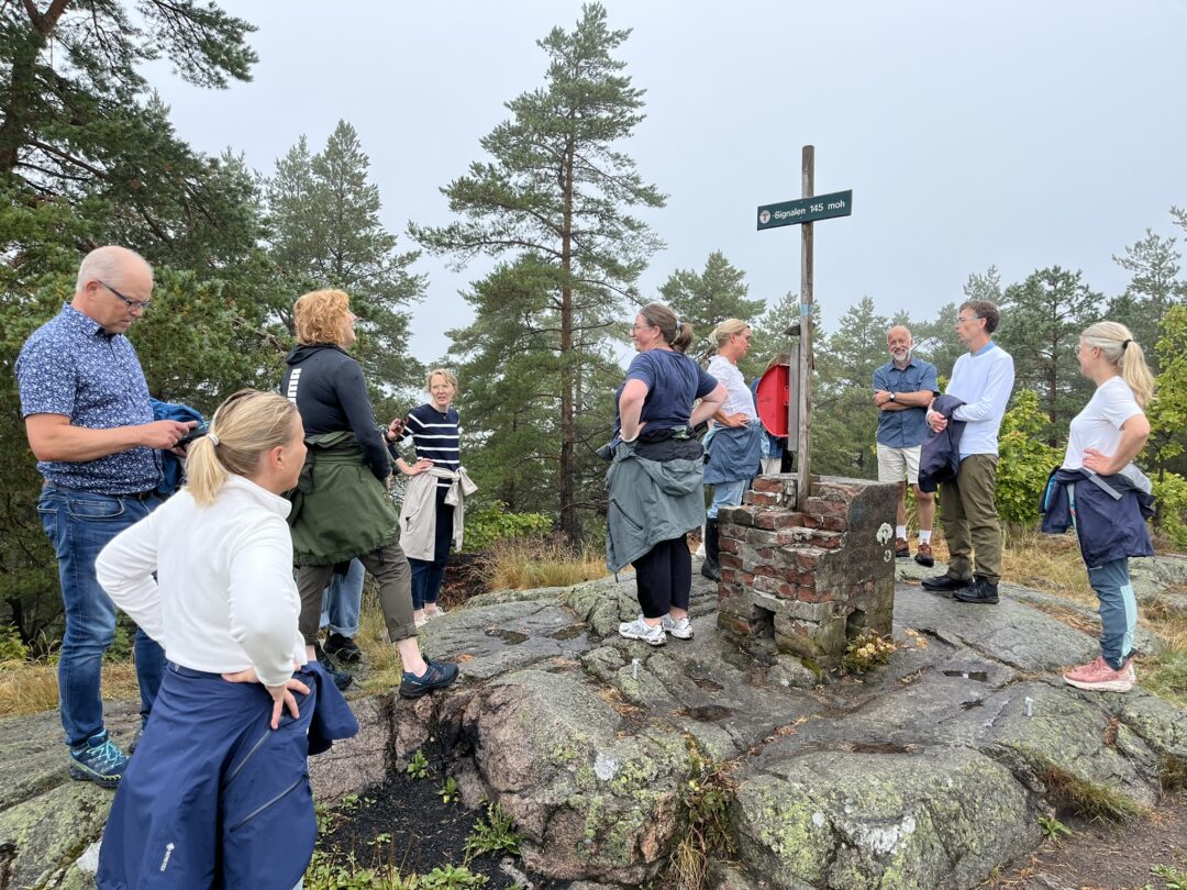 Bilde av skolelederne på toppen av Signalen, Undrumsdal.