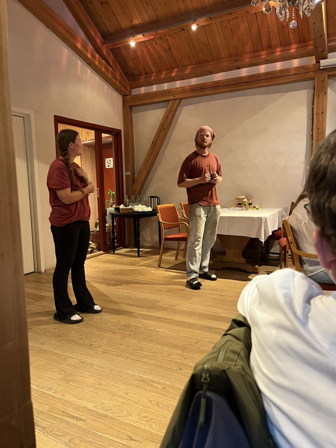 Bilde av Mathilde og Martin som orienterer om driften av Holt gård.