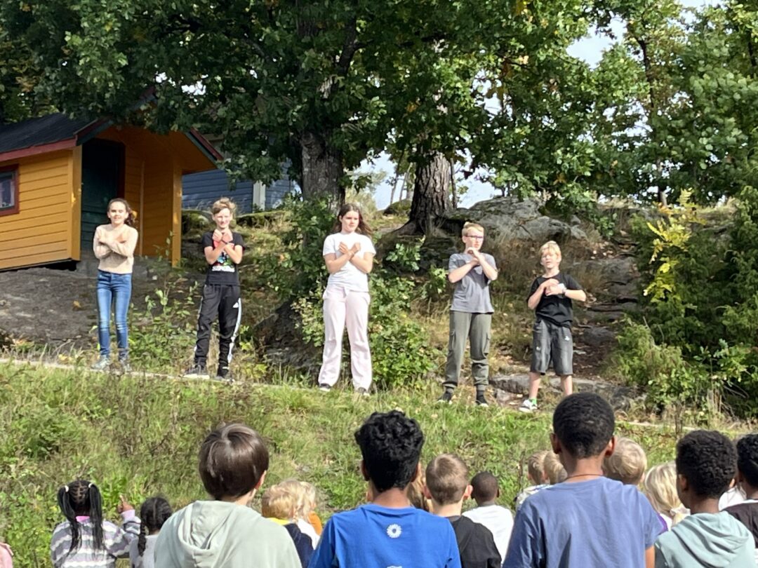 Bilde av fem elever som er fordansere på BlimE-dansen.