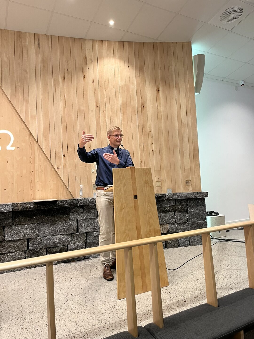 Bilde av Bertil Andersson på talerstol i Bjerkely kirke.