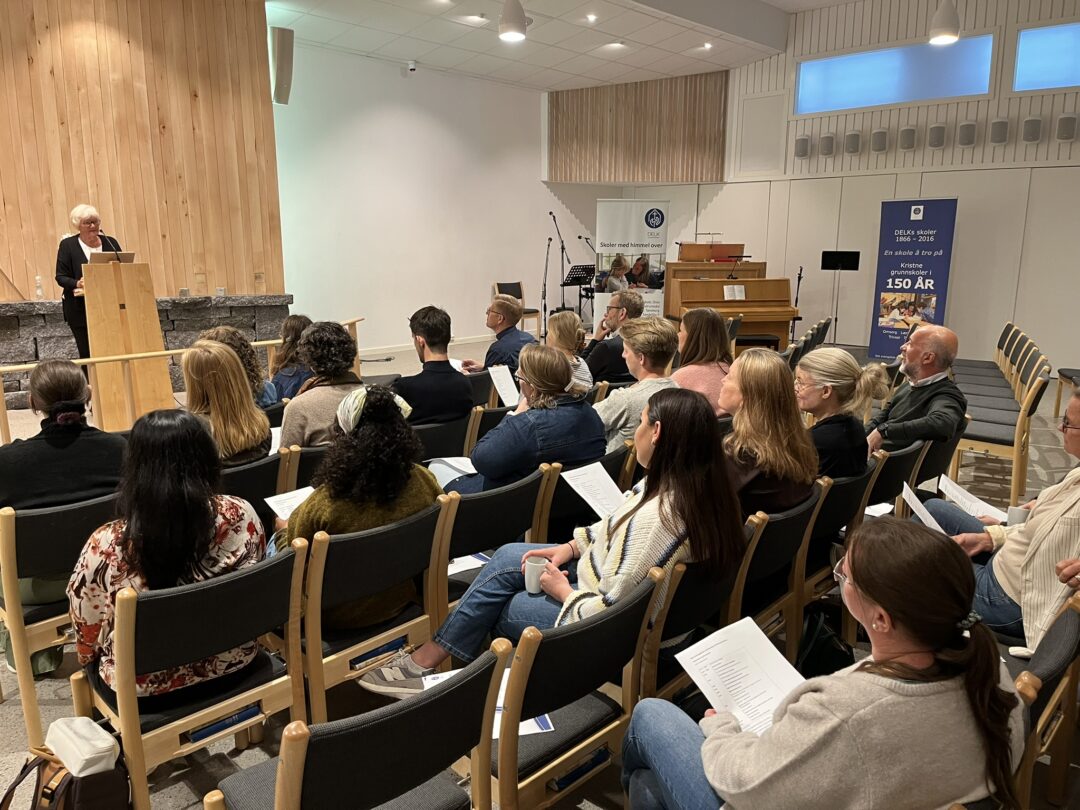 Bilde av Sissel Bergan som har foredrag for nyansatte i DELKs skoler, i Bjerkely kirke.