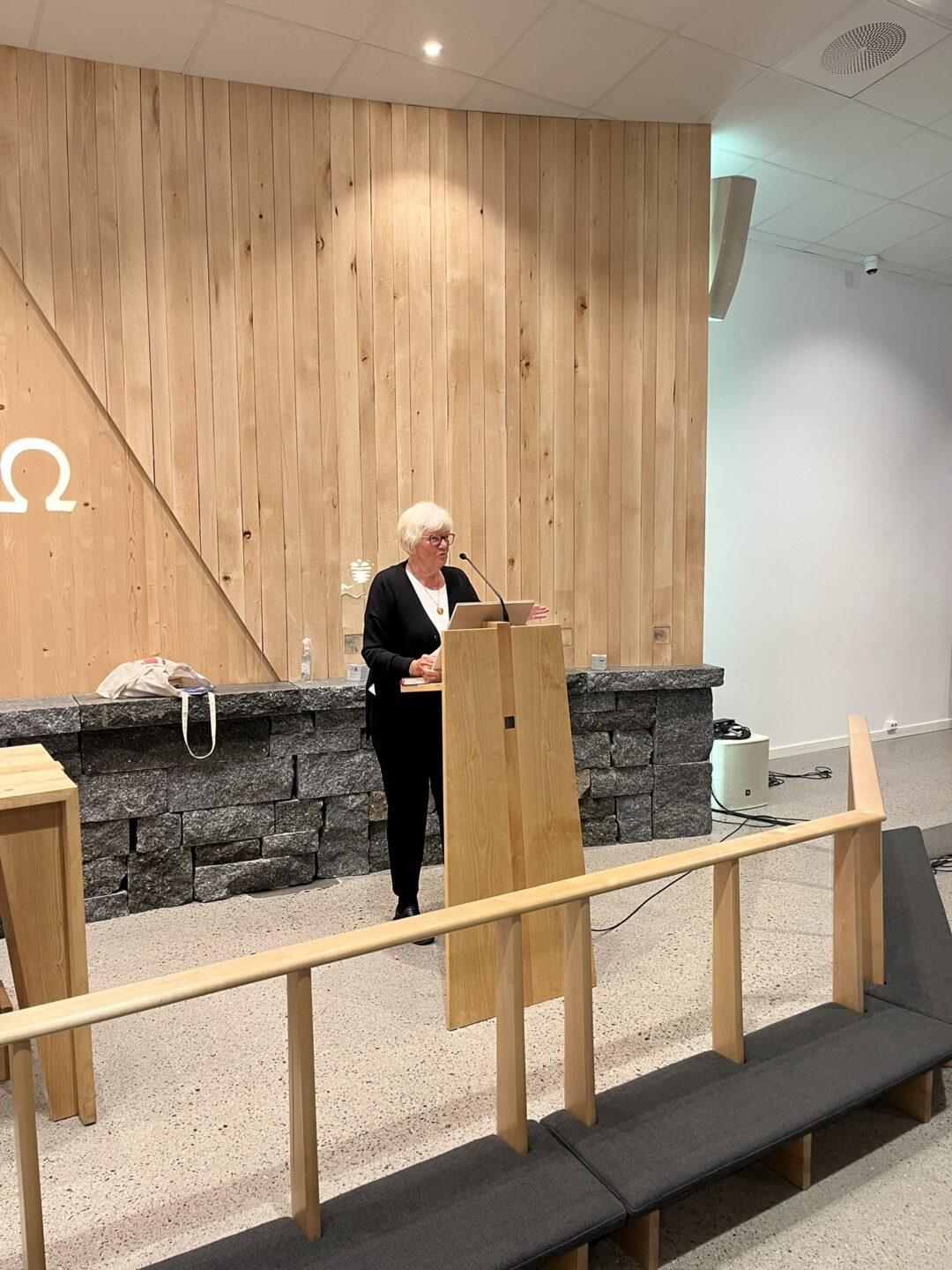 Bilde av Sissel Bergan på talerstolen i Bjerkely kirke.