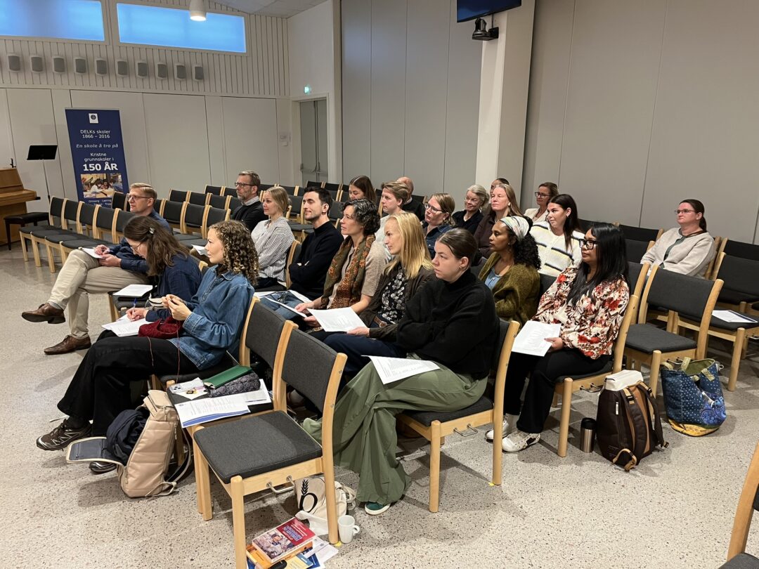 Bilde av deltakerne på DELK-kurs for nyansatte, i Bjerkely kirke.