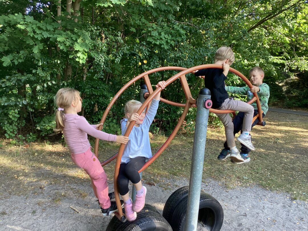 Bilde av fire elever som leker i lekeapparat.