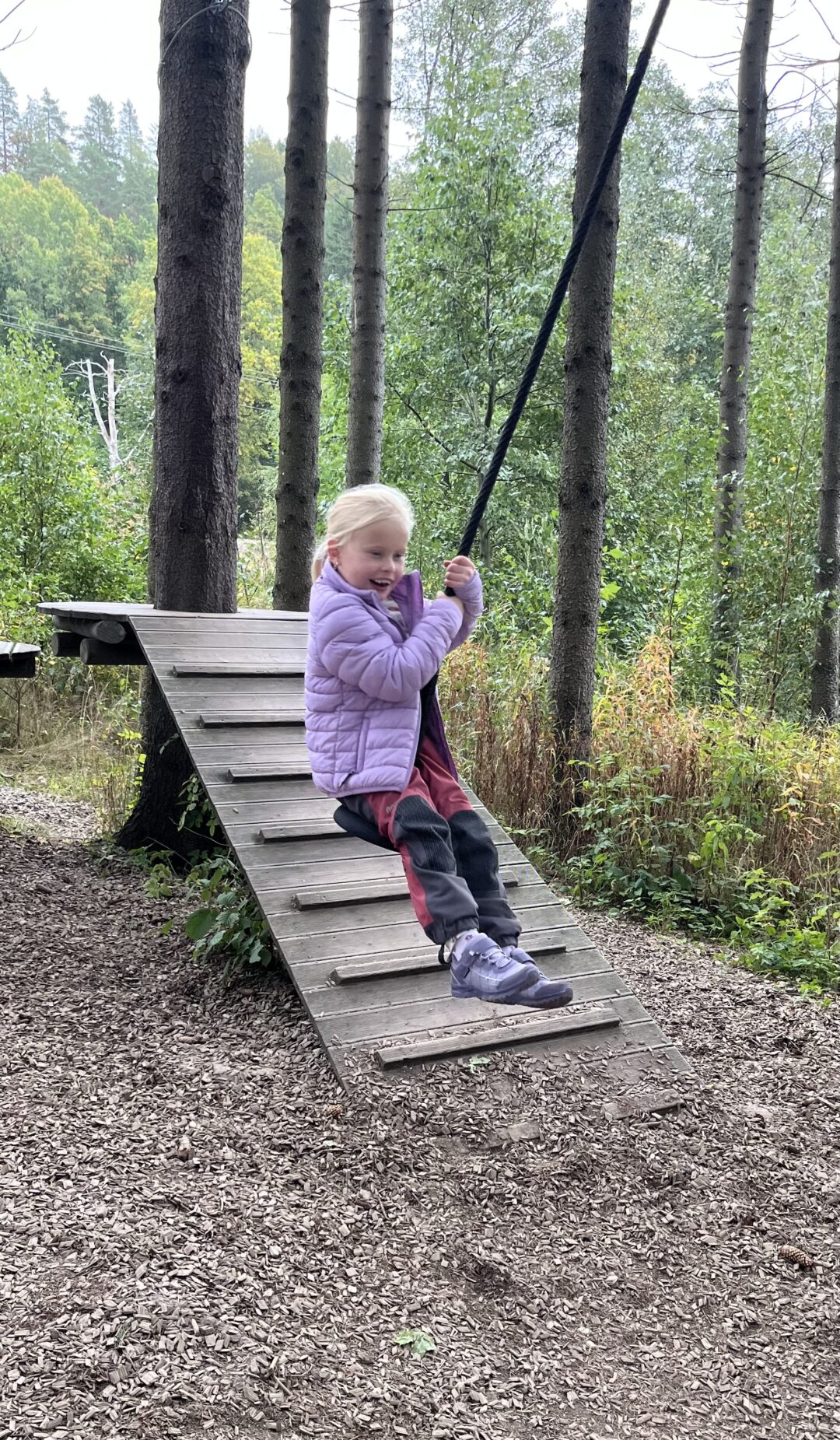 Bilde av jente på svevebane.